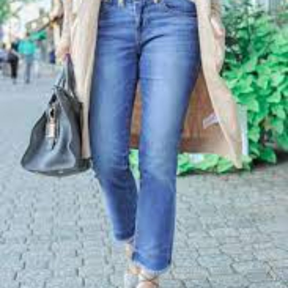 Womens Old Navy Cropped Ankle Flare jeans size 12 - Raw Hem - Super Trendy!